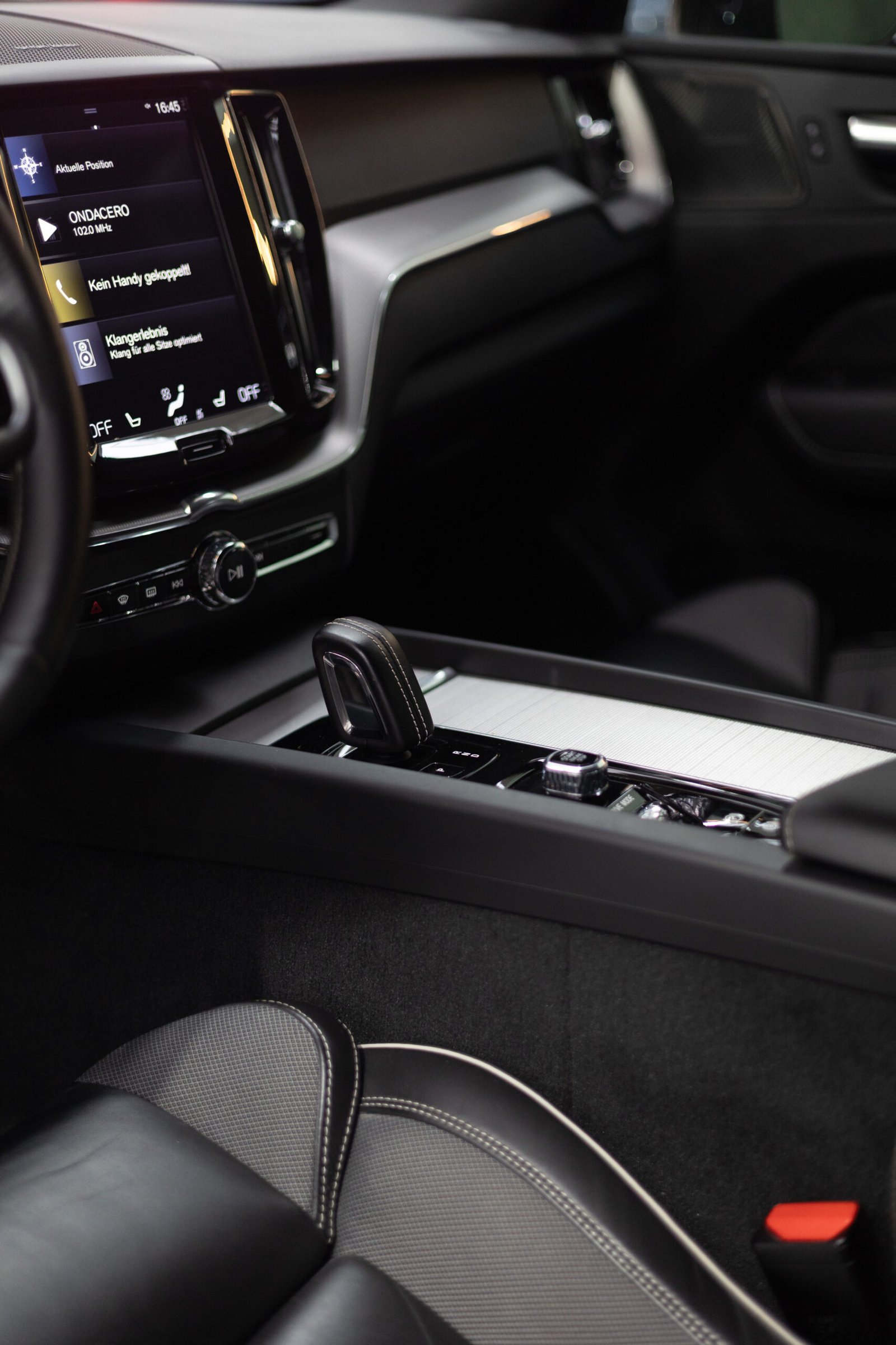 2019 VOLVO XC60 2.0 B4 D AWD RDesign Auto - Image 22